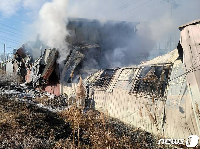 1일 오전 6시 12분쯤 불이 나 전소된 경북 경주시 외동읍에 있는 한 건재상 모습.(경북소방본부 제공) © 뉴스1