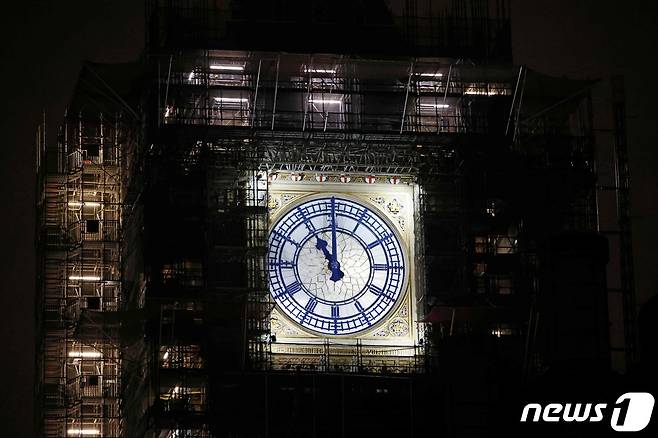 영국을 상징하는 런던의 '빅벤' 시계탑이 영국의 EU단일시장 및 관세동맹 이탈 시점이 지난달 31일(현지시간) 오후 11시를 가리키고 있다.  © AFP=뉴스1