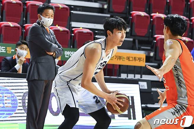 프로농구 전주 KCC가 송교창(왼쪽)의 활약 속 전자랜드를 꺾었다. (KBL 제공)© 뉴스1