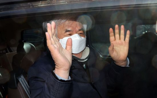 공직선거법 위반과 명예훼손 혐의로 재판에 넘겨졌다 1심에서 무죄를 선고받은 전광훈 사랑제일교회 목사가 30일 서초구 서울중앙지법을 나와 차량에 탑승하고 있다. [이미지출처=연합뉴스]