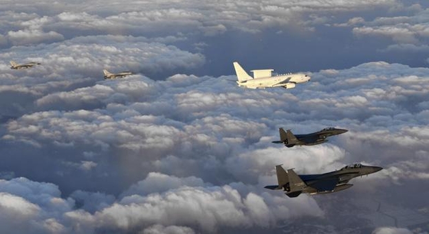 문재인 대통령이 탑승해 지휘비행 중인 공군 항공통제기 E-737기가 F-15K, F-16 전투기 편대의 호위를 받으며 상공을 비행하고 있다. /합참 제공