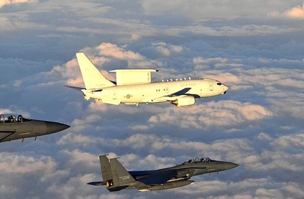 문재인 대통령이 탑승해 지휘비행 중인 공군 항공통제기 E-737기가 F-15K, F-16 전투기 편대의 호위를 받으며 상공을 비행하고 있다. /합참 제공