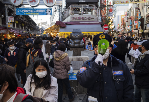 일본이 신종 코로나바이러스 감염증(코로나19) 확산으로 비상인 가운데 12월 31일 도쿄 거리가 새해맞이 쇼핑객으로 북적이고 있다. /AP=연합