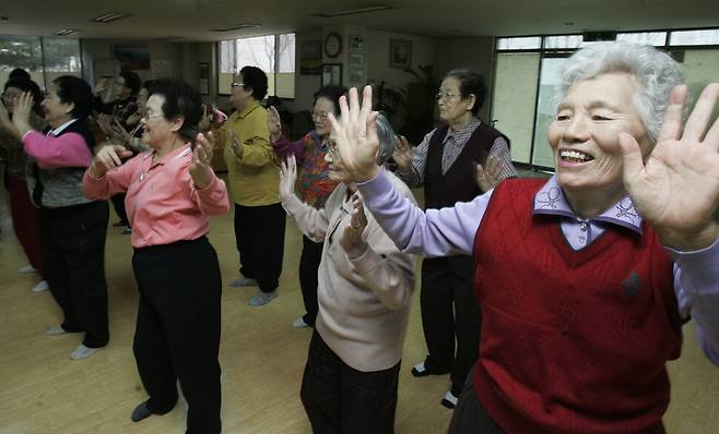 친구와 튼튼한 지원망을 형성하면 사망위험도가 45%까지 낮아진다. 사진은 서울의 한 노인정에서 노인들이 즐겁게 춤추는 모습. 김정효 기자 hyopd@hani.co.kr