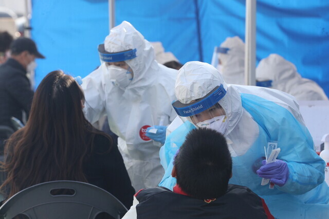 지난 26일 경북 포항시 남구 구룡포읍에 마련된 긴급 선별진료소에서 주민들이 코로나19 검사를 받고 있다. 포항시 제공