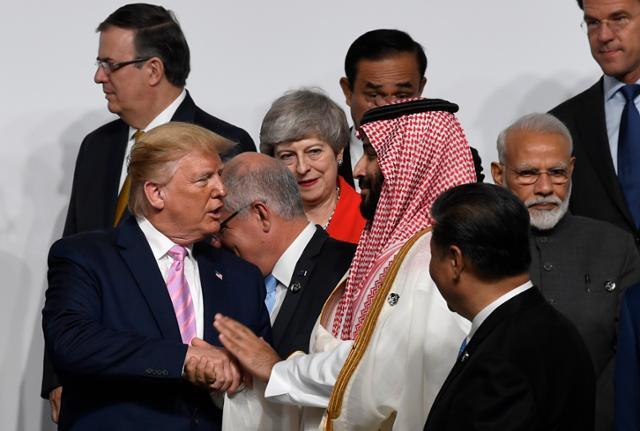 2019년 6월 28일 일본 오사카에서 열린 주요 20개국(G20) 정상회의에서 도널드 트럼프(왼쪽) 미국 대통령과 무함마드 빈 살만 사우디아라비아 왕세자가 악수하고 있다. 오사카=AP 연합뉴스