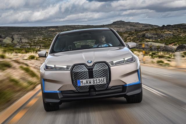 BMW가 전기차 디비전 강화를 위한 iX를 공개했다.