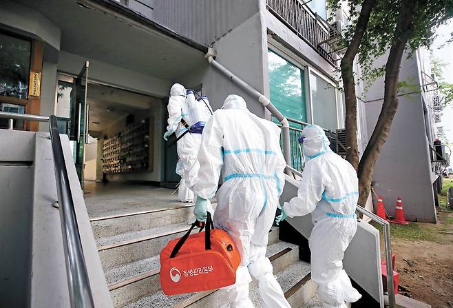 지난해 8월 코로나19 집단감염이 발생한 서울 구로구 한 아파트에서 보건소 직원들이 방역을 하고 있다. 뉴시스