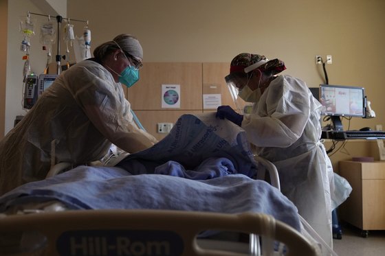 미국 캘리포니아 로스앤젤러스의 한 병원에서 22일(현지시간) 의료진이 코로나19 환자를 집중치료하고 있다. 캘리포니아에서만 코로나19로 인한 누적 사망자가 2만5000명을 넘었다. [AP=연합뉴스]