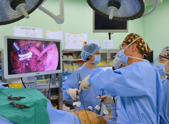 강창무 교수가 복강경을 이용한 최신 췌장암 수술법인 ‘연세조건’을 통해 췌장암 환자를 수술하고 있다. 연세암병원 제공
