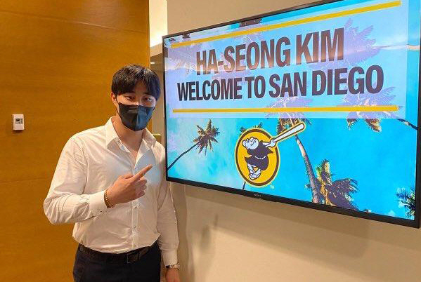 김하성이 1일 샌디에이고 파드리스 입단을 위한 최종 계약을 한 뒤 환영 문구가 걸린 구단 사무실에서 기념 촬영을 하고 있다. 구단 공식 트위터 캡처