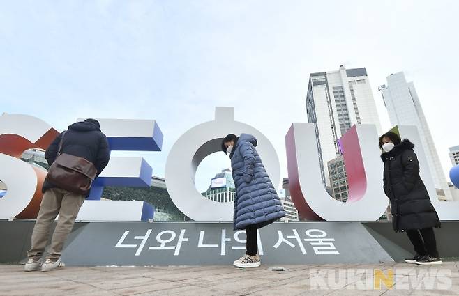 서울시청 앞 광장에 마련된 중구 임시 선별검사소에서 시민들이 검사를 받기 위해 줄을 서 대기하고 있다. 박태현 기자