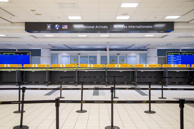 코로나19로 국경 통제가 계속되는 가운데 30일(현지시간) 캐나다 온타리오주 피어슨 국제공항 제3 터미널이 텅 비어있다. 로이터연합뉴스