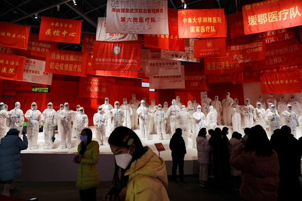 중국 후베이성 우한에서 지난해 12월 31일 관람객들이 '우한 팔러 컨벤션 센터'에 들어선 코로나19 전시관을 둘러보고 있다. 로이터 연합뉴스