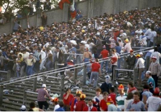 '훌리건'은 집단적인 폭력을 일삼는 축구팬을 말한다. 사진은 훌리건들에 의해 발생한 축구 역사상 최대 사고인 1985년 헤이젤 참사 당시 모습.
