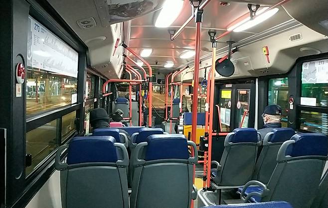 2021년 1월1일 새벽 4시10분 중랑공영차고지를 출발한 273버스 첫차에 승객들이 탑승해있다./사진=장덕진 기자
