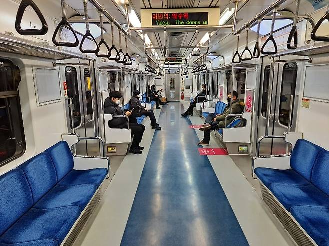 지하철 3호선 오금역을 출발한 2021년 1월1일 대화행 첫차에 탄 승객들. 열차가 약수역을 지나고 있다./사진=홍순빈 기자