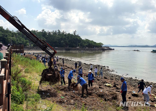 [목포=뉴시스] 해양쓰레기 수거. (사진=목포시 제공) 2020.08.18. photo@newsis.com
