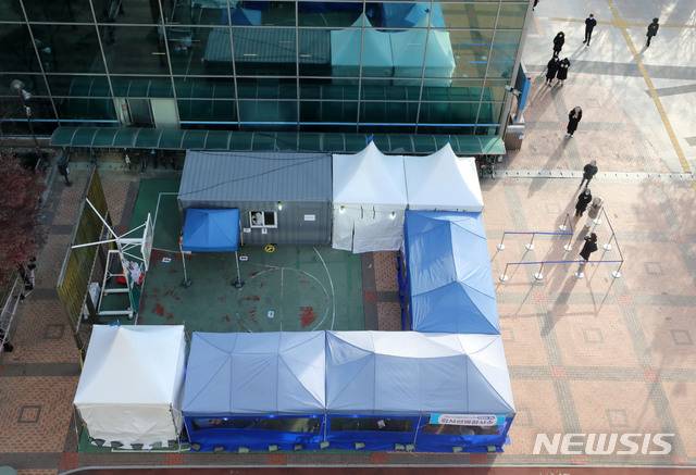 [서울=뉴시스] 고범준 기자 = 2020년 마지막 날인 31일 오후 서울 성동구 성동구청 농구장에 마련된 신종 코로나 바이러스 감염증(코로나19) 임시선별검사소에서 시민들이 검사를 받기 위해 줄 지어 서 있다. 2020.12.31. bjko@newsis.com