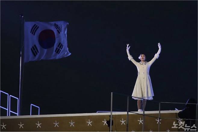 2018년 2월 9일 오후 강원도 평창 올림픽 스타디움에서 열린 2018 평창동계올림픽 개회식에서 김연아 선수가 성화 점화를 하기 직전 성화대 앞 빙판 위에서 연기하고 있다. (사진=이한형 기자)