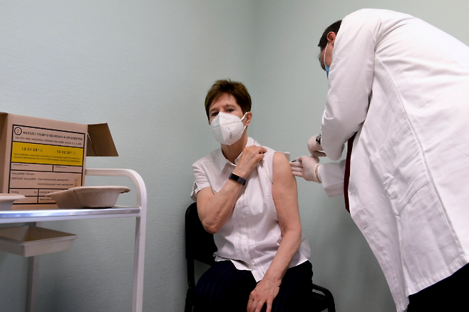 지난달 26일(현지시간) 헝가리 부다페스트에 있는 한 병원에서 신종 코로나바이러스 감염증(코로나19) 백신을 맞고 있는 모습. 연합뉴스