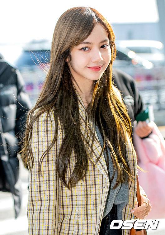 [OSEN=인천공항, 최규한 기자]블랙핑크 리사가 출국장으로 향하고 있다. /dreamer@osen.co.kr