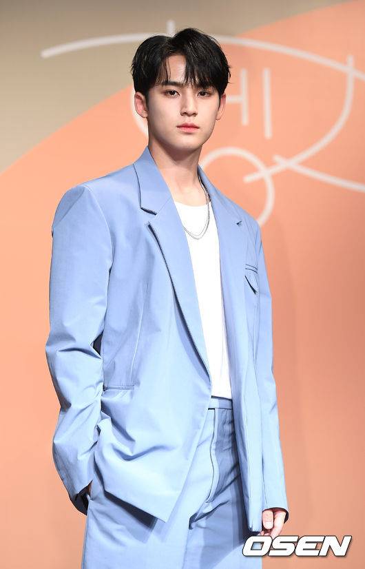 [OSEN=곽영래 기자]세븐틴 민규가 포토타임을 갖고 있다. /youngrae@osen.co.kr