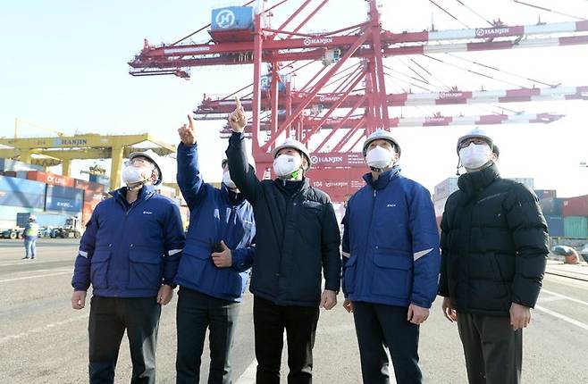 성윤모 산업통상자원부 장관(가운데)이 1일 새해 첫 수출이 이뤄지는 인천신항 한진인천컨테이너터미널을 방문해 관계자들과 현장을 시찰하고 있다.