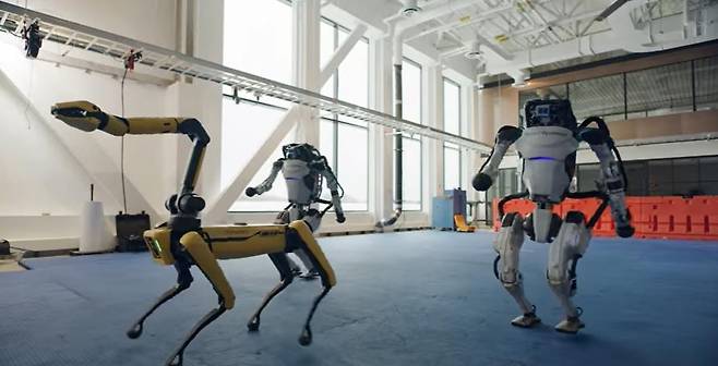 춤추는 보스턴 다이내믹스 로봇들 [보스턴 다이내믹스 유튜브 화면 캡처]