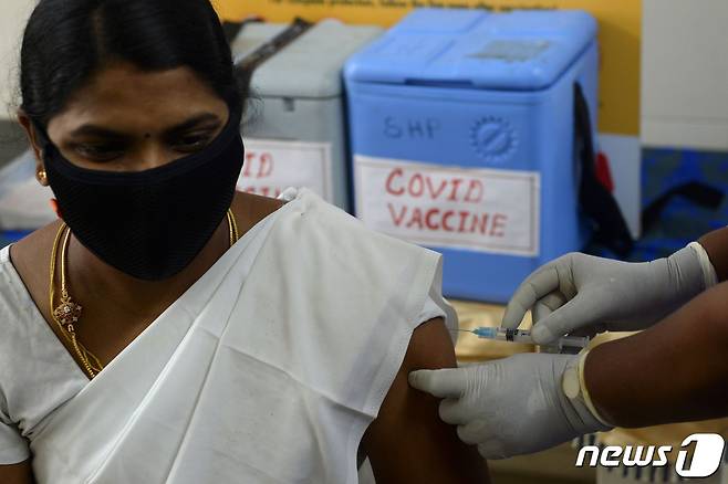2일 인도 첸나이의 한 보건소에서 의료진들이 코로나19 백신 모의 훈련에 참가하고 있다. © AFP=뉴스1