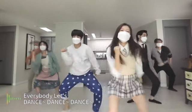 2일 보건복지부가 논란이 야기된 '집콕댄스' 홍보영상에 대해 고개를 숙이고, 영상을 비공개 조치했다. /보건복지부 '집콕댄스' 영상 캡처