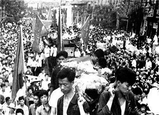 <1967년 7월 15일 우한. “보수파” 백만웅사(百萬雄師)의 습격으로 사망한 동지들의 시신을 들고 시위하는 화궁(華工) 조반파 학생들의 시위 장면. 문혁 당시 무장투쟁의 실상을 생생히 보여준다./ 공공부문>