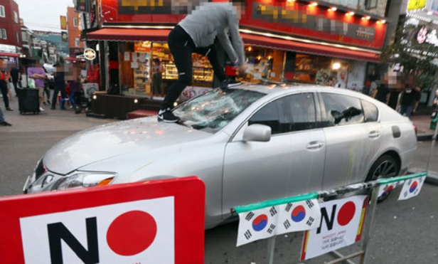 2019년 인천시 남동구 구월동 한 상가 밀집 지역에서 열린 '일본 경제보복 규탄 불매운동 선언 행사'에서 일본산 차량인 렉서스 승용차를 부수는 퍼포먼스를 하고 있다. ⓒ연합뉴스