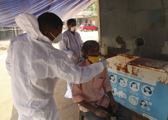A health worker takes a nasal swab sample at a COVID-19 testing center in Hyderabad, India, Saturday, Jan. 2, 2021. (AP Photo/Mahesh Kumar A.) /뉴시스/AP /사진=뉴시스 외신화상
