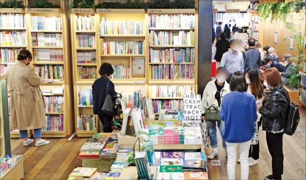 서울 세종대로의 교보문고 광화문점을 찾은 방문객들이 책을 둘러보고 있다.  /뉴스1
