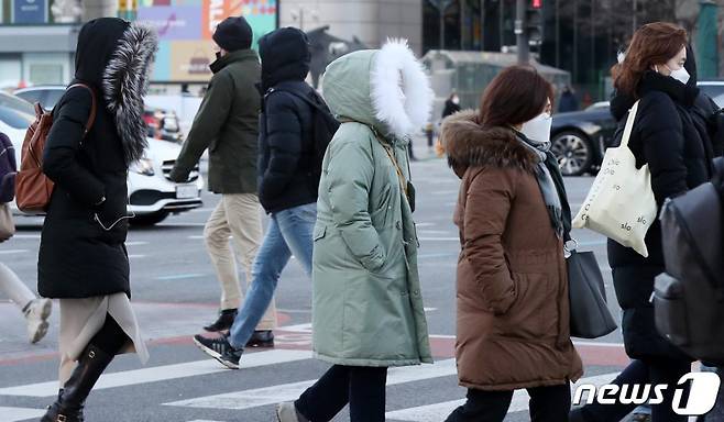 서울 지역 아침 최저기온이 영하 11도를 기록한 지난해 12월16일 오전 서울 종로구 광화문 네거리에서 두꺼운 겨울외투를 챙겨입은 시민들이 출근길 발걸음을 재촉하고 있다.  /사진=뉴스1