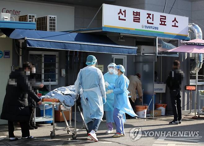 분주한 전남대병원 선별진료소 [연합뉴스 자료사진]