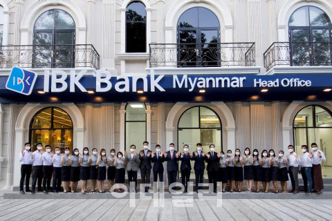 지난해 12월 30일 현지법인 설립 최종인가를 획득한 ‘IBK미얀마은행’ 본점 앞에서 직원들이 기념촬영을 하는 모습. (사진=기업은행)