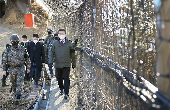 서욱 국방부 장관은 2일 동해상에서 작전 중인 세종대왕함과 동부전선 GOP대대를 방문해 군사대비태세를 점검하고 장병들을 격려했다(사진=국방부).