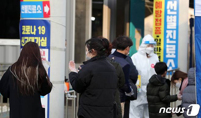 전북 군산시 군산시보건소 선별진료소를 찾은 시민들이 검사를 받기 위해 일회용 비닐장갑을 착용하고 있다. /뉴스1 © News1 유경석 기자