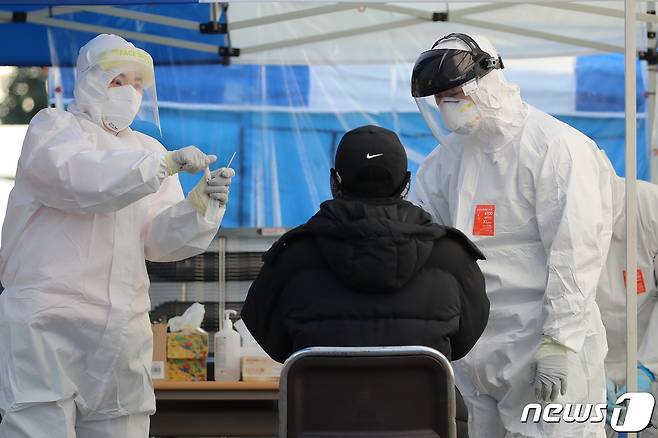 의료진이 한 시민의 검체를 채취하고 있다./뉴스1 © News1 공정식 기자