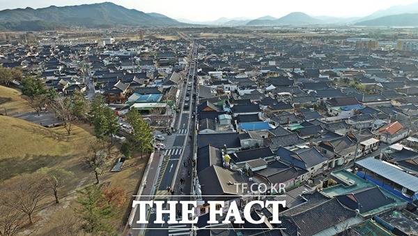 경주시는 사업비 12억원을 추가로 투입해 올해 지역 핫플레이스 ‘황리단길’의 보행 환경개선 사업을 마무리 한다는 계획이다./경주시제공