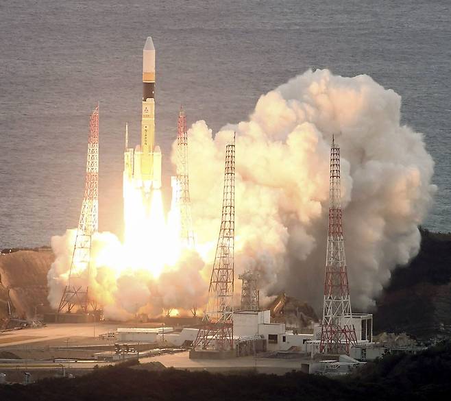 일본 우주항공연구개발기구(JAXA)와 미쓰비시중공업은 29일 데이터중계위성 1호기를 탑재한 H2A 로켓 43호기 발사에 성공했다. 연합뉴스