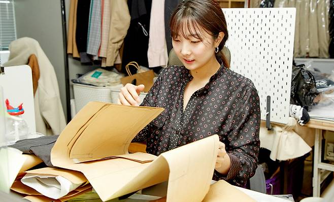 신민정 ‘라잇루트’ 대표가 서울 중구 본사에서 의류 디자인 도안을 살펴보고 있다. 라잇루트·현대차정몽구재단 제공
