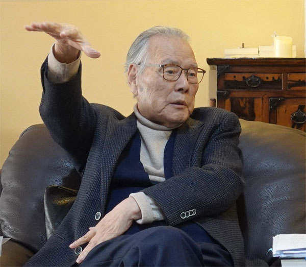 이어령 교수가 서울 평창동 영인문학관 자택에서 생명자본주의에 대해 설명하고 있다.