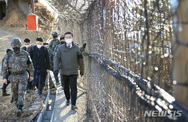 [서울=뉴시스]김명원 기자 = 서욱 국방부 장관이 2일 동부전선 GOP대대를 방문하여 군사대비태세를 점검하고 장병들을 격려 했다. (사진=국방부 제공)  2021.01.02. photo@newsis.com