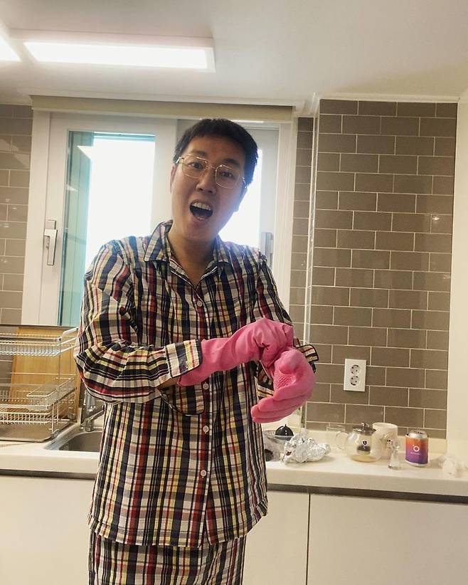 Broadcaster Kim Young-chul shared his daily routine of the 10th day of Self-Quarantine.Kim Young-chul wrote in his personal Instagram on January 3, Quees: What does the rubber glove number 4 mean?I have to wash the dishes today. If you try to clean and clean and drink a cup of tea, it will be 3-4 pm.Then tomorrow, I do not have to go to work on Monday. I am going crazy because it is 10 days.Kim Young-chul in the photo is laughing brightly with his rubber gloved hand making a number 4 mark.Bibimbap and ramen visuals made from self-Quarantine stimulated the mouth.Kim Young-chul, who became the 10th day of Self-Quarantine, laughed after leaving a message that seemed to be a mental line to boredom.The netizens who watched this left a message of support such as Finally 4 days left, I am too big for the upcoming empty seat and I have 3 days left today. Fighting.Meanwhile, Kim Young-chul is classified as a contact with the cast of Kim Young-chuls Power FM, which was confirmed by COVID-19, and will be self-Quarantine until 7th.