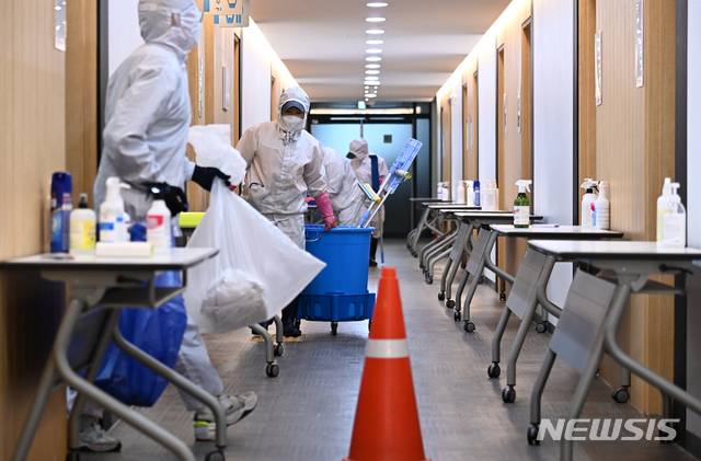 [수원=뉴시스] 김종택기자 = 신종 코로나바이러스 감염증(코로나19) 임시생활치료소로 전환된 경기도 수원시 권선구 수원유스호스텔에서 17일 오후 방역업체 관계자들이 내부 소독을 하고 있다. 총 45실 규모의 수원유스호스텔은 코로나19 확진자의 가족과 접촉자 등 자가격리를 통보받은 격리자들을 위해 지난 2월 말부터 자가격리시설로 운영돼 지난 15일까지 377명이 이용했다. 2020.12.17.jtk@newsis.com