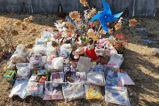 사건이 알려진 후 정인이가 잠든 곳에는 정리가 힘들 만큼 많은 선물들이 놓여 있다.