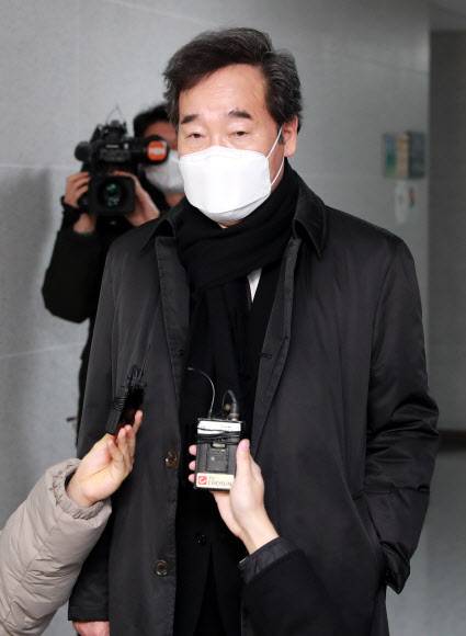 이ㆍ박 전 대통령 사면 관련 의견밝히는 이낙연 - 더불어민주당 이낙연 대표가 3일 국회 의원회관 자신의 사무실에서 비공개 최고위원회의를 마친 뒤 이명박ㆍ박근혜 전 대통령의 사면과 관련한 질문에 답하고 있다.  2021.1.3 연합뉴스